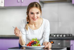 Díky proteinovým jídlům KetoMix můžeš hubnout pohodlně.