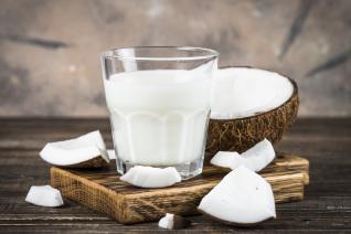 Domácí kokosové mléko je na výrobu velmi jednoduché.