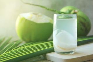 Kokosová voda je takový přírodní iontový nápoj.