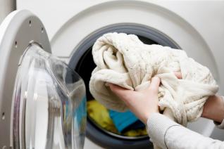 Když vyprané prádlo nevoní, je potřeba pověnovat se pračce.