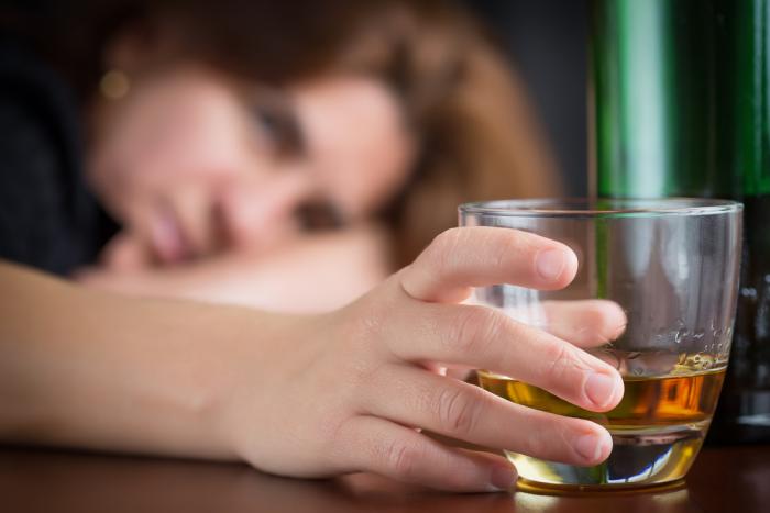 U žen je rozpoznání alkoholismu těžší než u mužů.